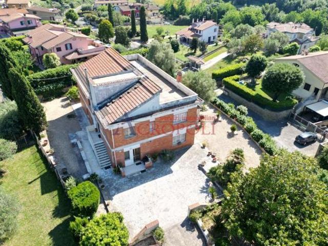 VILLA SINGOLA IN VENDITA CON PARCO PRIVATO CENTRO ANGUILLARA