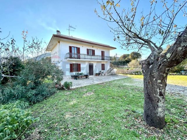 Villa singola in vendita a Terracina via Francolane, 19