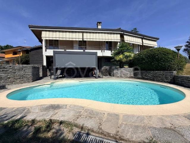 Villa singola in vendita a Varallo Pombia