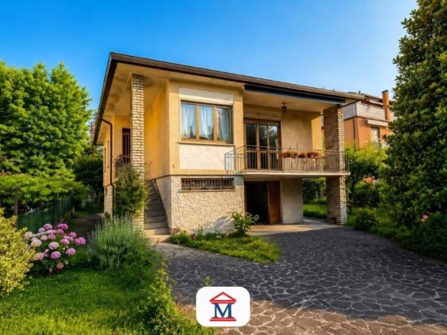 Villa singola in vendita a Bergamo via Nicola Bonorandi, Valverde