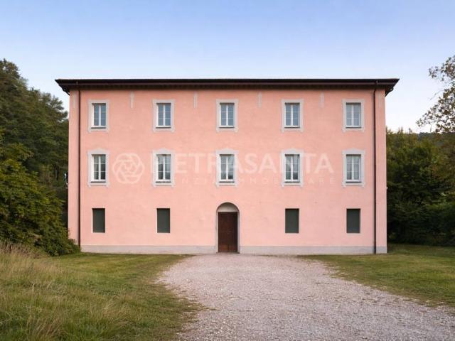Villa singola in vendita a Camaiore
