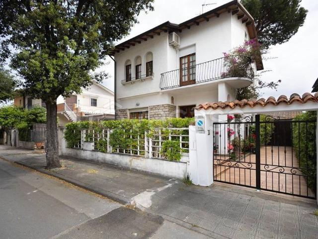 Villa singola in vendita a Camaiore via Papini, Lido Di Camaiore