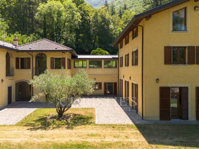 Villa singola in vendita a Canzo via Gajum
