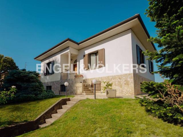 Villa singola in vendita a Carnago via Monte Grappa, 40