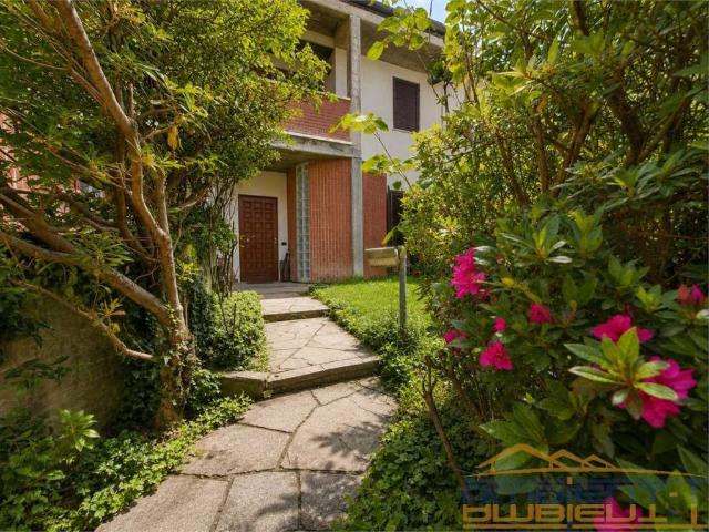 Villa singola in vendita a Carnate via resegone, 48