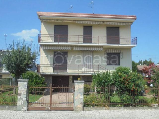Villa singola in vendita a Castelvetro Piacentino via Roma No Number