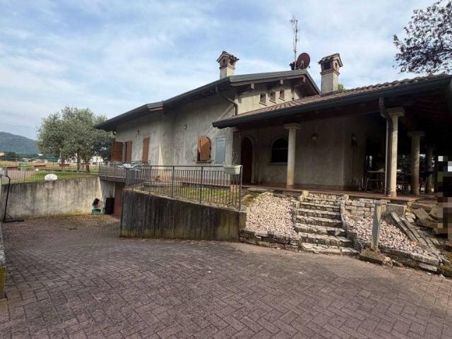 Villa singola in vendita a Cisano Bergamasco via Francesco Baracca