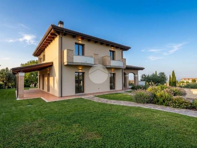 Villa singola in vendita a Città Sant'Angelo via crocifisso, 15