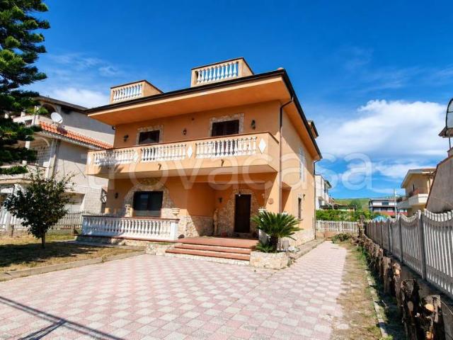 Villa singola in vendita a Crotone via Stati Uniti, 43