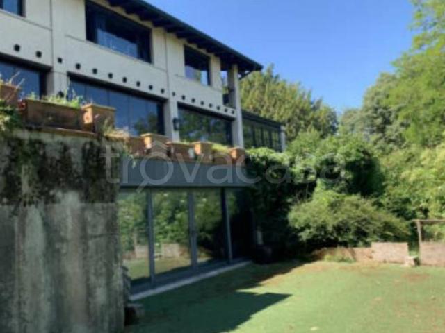 Villa singola in vendita a Desenzano del Garda