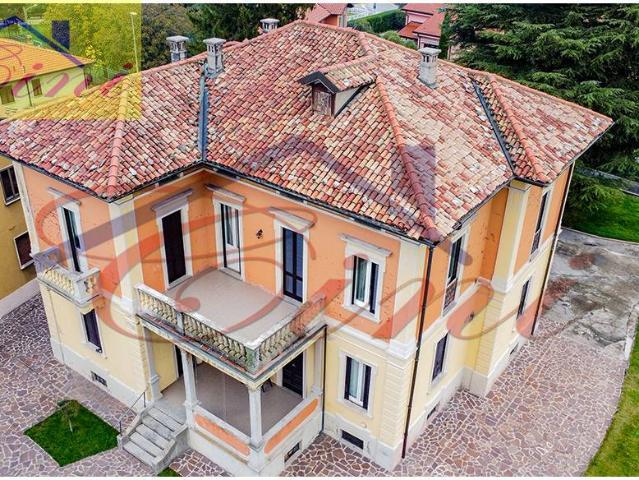 VILLA SINGOLA in vendita a Eupilio