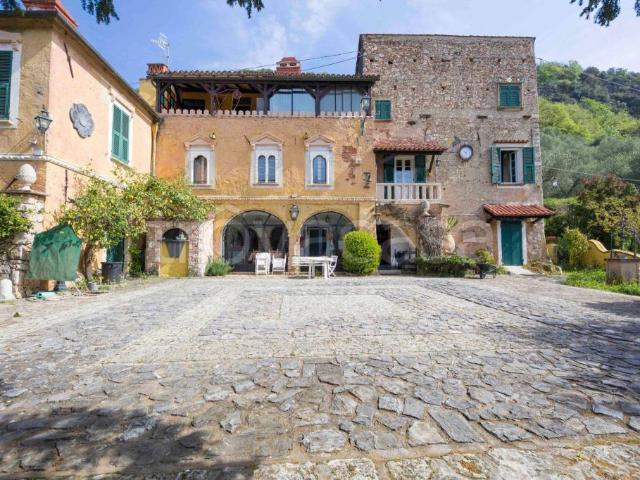 Villa singola in vendita a Finale Ligure via Don Mario Scarrone