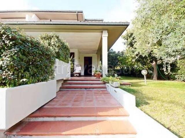 Villa singola in vendita a Follonica via Monviso, 11