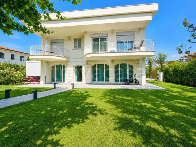 Villa singola in vendita a Forte dei Marmi via Nazario Sauro, 24