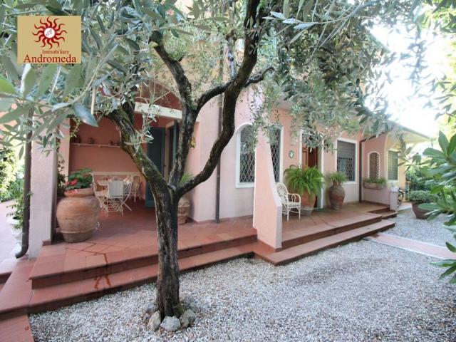 Villa singola in vendita a Forte dei Marmi via c. Giorgini
