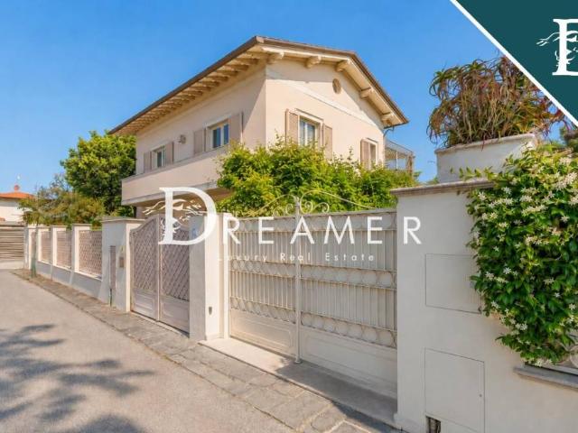 Villa singola in vendita a Forte dei Marmi via Francesco Donati, 22E
