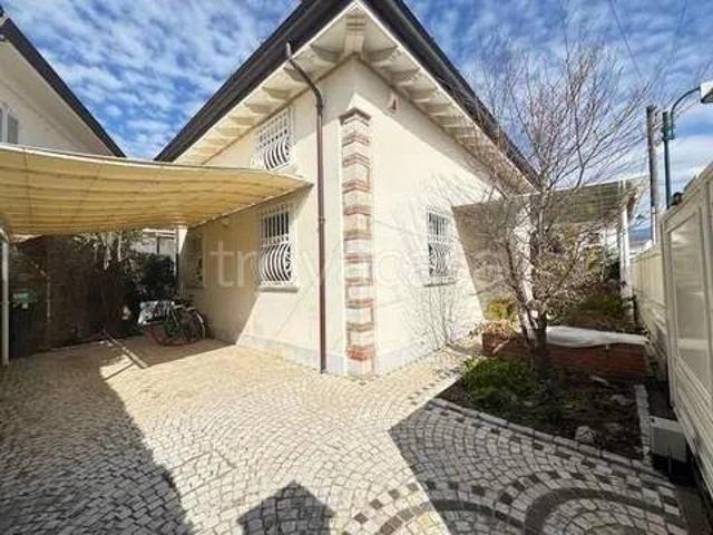 Villa singola in vendita a Forte dei Marmi via Vittorio Veneto, 31