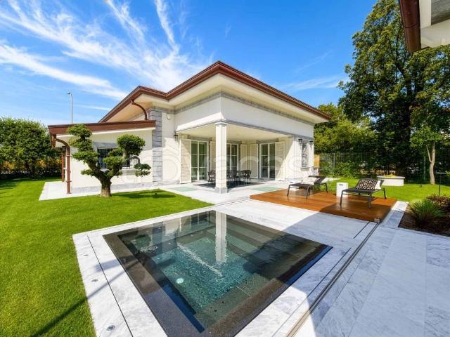 Villa singola in vendita a Forte dei Marmi viale Italico, 58