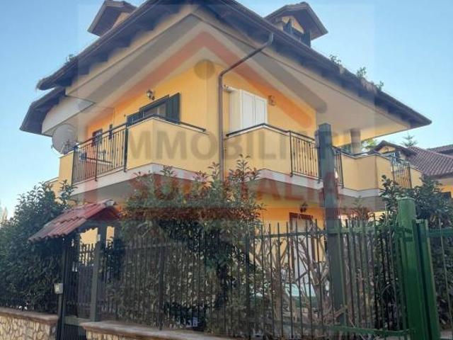 Villa singola in vendita a Giugliano in Campania via Staffetta, Lago Patria