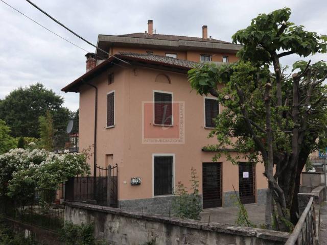 Villa singola in vendita a Laveno Mombello, Laveno