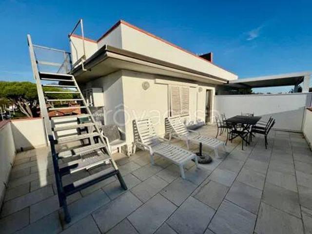 Villa bifamiliare in vendita a Marina di Pietrasanta, Pietrasanta