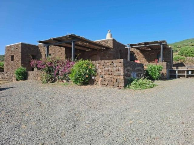 Villa singola in vendita a Pantelleria via Sciuvechi, 72
