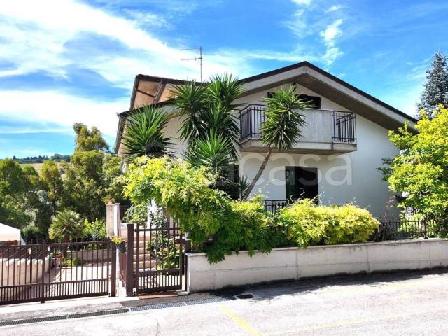 Villa singola in vendita a Pineto via Antonio Stradivari, 3