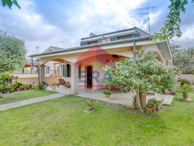 Villa singola in vendita a Pomezia, Colli Di Enea Sedici Pini