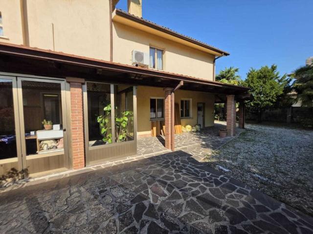 Villa singola in vendita a Rivignano Teor via Codroipo, 40