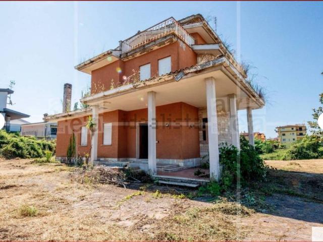 Villa singola in vendita a Roma via Romentino, Valle Santa