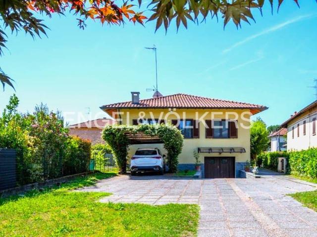Villa singola in vendita ad Angera via Campaccino, 17