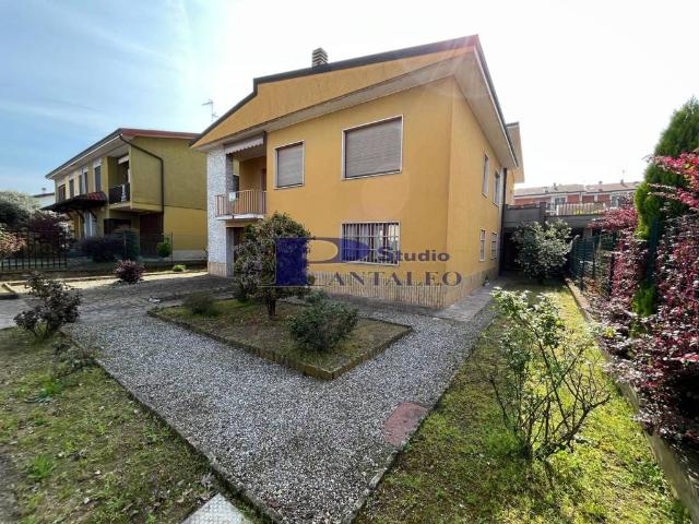 Villa singola in vendita ad Abbiategrasso via Comolli