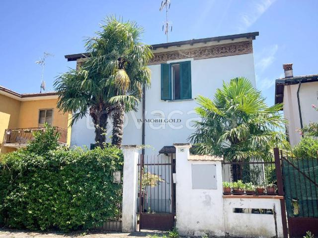 Villa singola in vendita ad Abbiategrasso via Cassolnovo