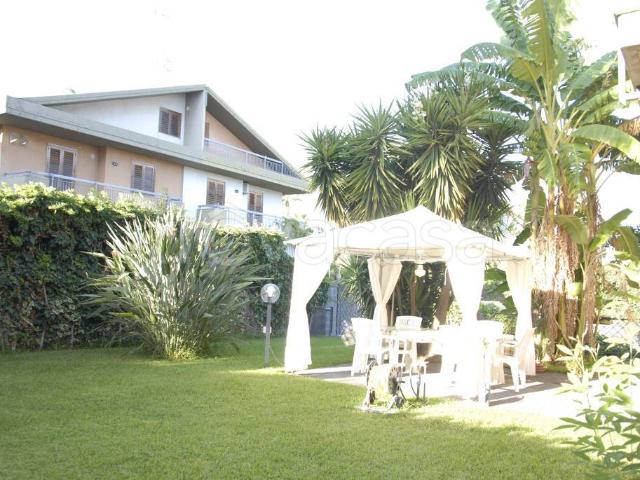 Villa singola in vendita ad Aci Catena via Lecco, 25