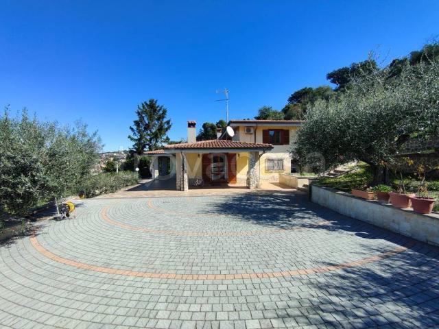 Villa singola in vendita ad Albano Laziale via Penna Fredda, Pavona