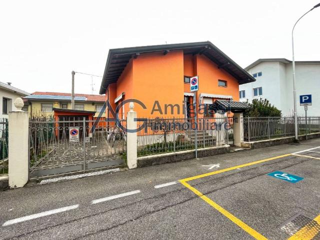 Villa singola in vendita ad Azzano San Paolo via Roma