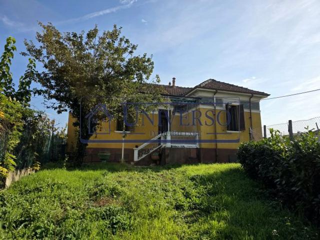 VILLA SINGOLA SU DUE LIVELLI CON GIARDINO E BOX