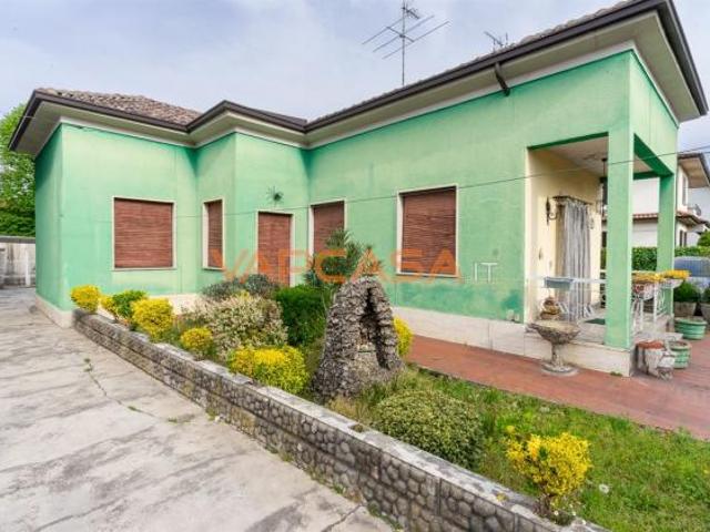 VILLA SINGOLA SU LOTTO DI 400 MQ