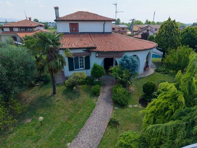 VILLA SINGOLA SU STRADA A FONDO CHIUSO