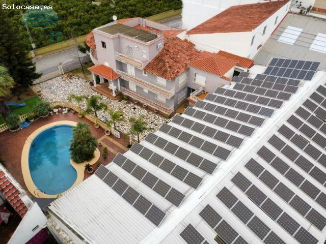 VILLA SINGULAR CON PISCINA Y ESPACIO INDUSTRIAL PRIVADO