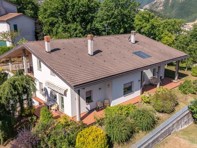 Villa Signorile in Vendita Un Angolo di Paradiso a Pochi P. 677m² Cagli