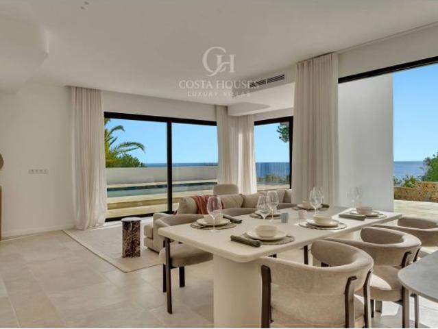 VILLA SILENZIA · LUZ, MAR Y ENERGIA PROPIA EN JAVEA ALICANTE