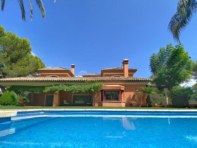 Villa situada en la urbanización Altos Reales, en Sierra B. 922m² Marbella