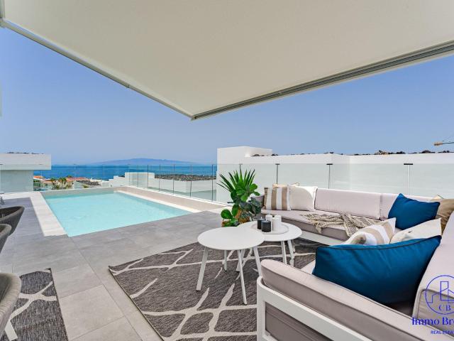 Villa situada en primera línea de mar y con impresionantes v. 197m² Adeje