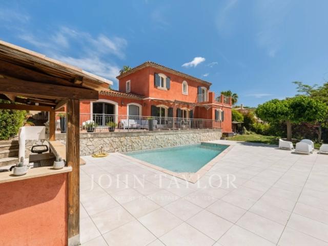 Villa située dans le domaine très prisé de la Chèvre d'Or à Biot