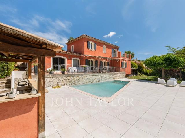 Villa située dans le domaine très prisé de la Chèvre d'Or à. 204m² Biot