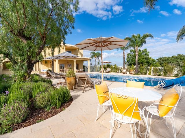 Villa sofisticada e única com refúgio para hóspedes em Albufeira