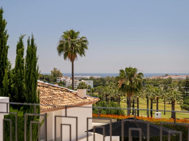 Villa Soleada con Vistas Panorámicas al Mar y al Golf