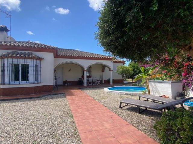 Villa soleada con piscina en Los Gallos, Chiclana