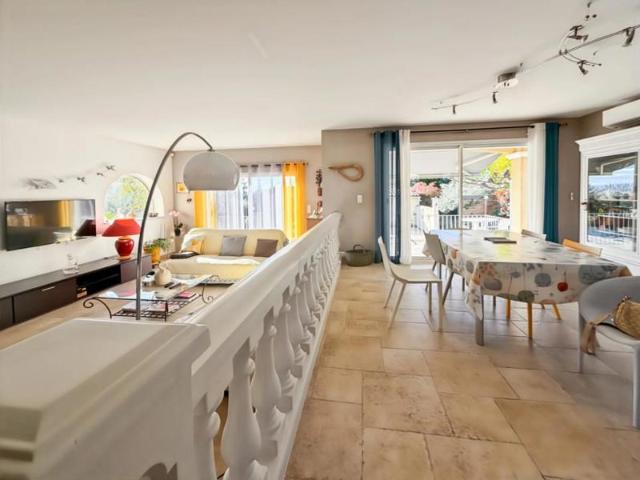 Villa spacieuse avec piscine à Villeneuve